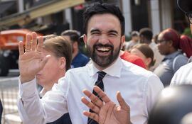 Zohran Mamdani, saludando a simpatizantes en un evento en Nueva York (Estados Unidos). Mamdani, el nuevo alcalde electo de Nueva York, pasó de ser un legislador regional prácticamente desconocido al líder de la urbe más grande de Estados Unidos.