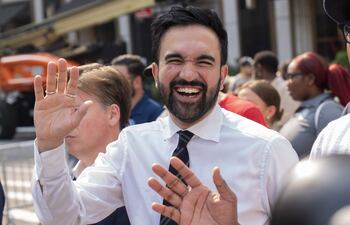 Zohran Mamdani, saludando a simpatizantes en un evento en Nueva York (Estados Unidos). Mamdani, el nuevo alcalde electo de Nueva York, pasó de ser un legislador regional prácticamente desconocido al líder de la urbe más grande de Estados Unidos.