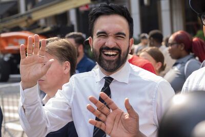 Zohran Mamdani, saludando a simpatizantes en un evento en Nueva York (Estados Unidos). Mamdani, el nuevo alcalde electo de Nueva York, pasó de ser un legislador regional prácticamente desconocido al líder de la urbe más grande de Estados Unidos.