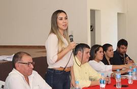 Patricia Corvalán (de pie), intendente de Quyquyhó, procesada por presunta administración en provecho propio y asociación criminal. A su izquierda, su esposo Esteban Samaniego, diputado por el Partido Colorado.