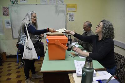 Una mujer vota en un colegio electoral, este domingo en Montevideo.
