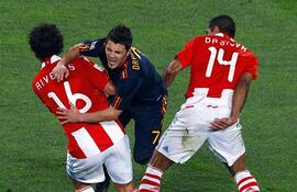 Paulo Da Silva y Cristian Riveros impiden el avance de David Villa.