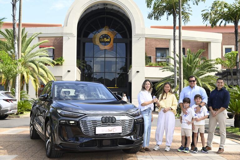 Directivos de delSol Shopping entregaron las llaves a la flamante ganadora del Audi Q6.