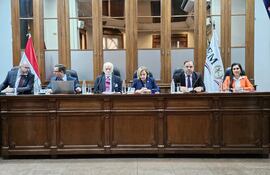 Los miembros del JEM: el consejero Enrique Berni, los ministros de la Corte Alberto Martínez Simón y César Garay Zuccolillo (titular del Jurado), la vicepresidenta 1° Alicia Pucheta, el senador Mario Varela.