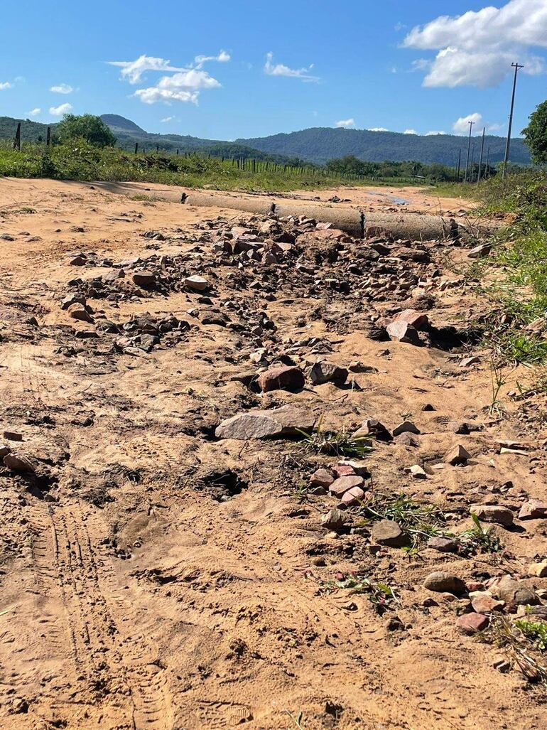 Ediles de Ybycuí cuestionan una millonaria inversión en San José-Boquerón, señalando que en la zona se observan entubamientos deteriorados y caminos intransitables.