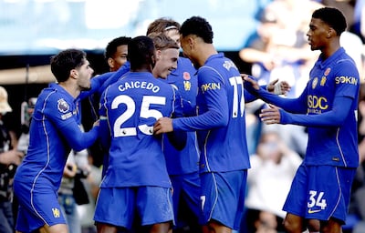 Cole Palmer (C) del Chelsea celebra con sus compañeros tras anotar el 2-0 de penalti durante el partido de la Premier League inglesa entre el Chelsea FC y el Manchester United FC, en Londres, Gran Bretaña.