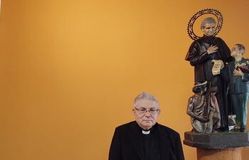 El padre Elvio Aguirre al lado de la imagen de Don Bosco, fundador de la Congregación Salesiana- El religioso cumple 50 años de ordenación sacerdotal. Fotos de Iván Cáceres.