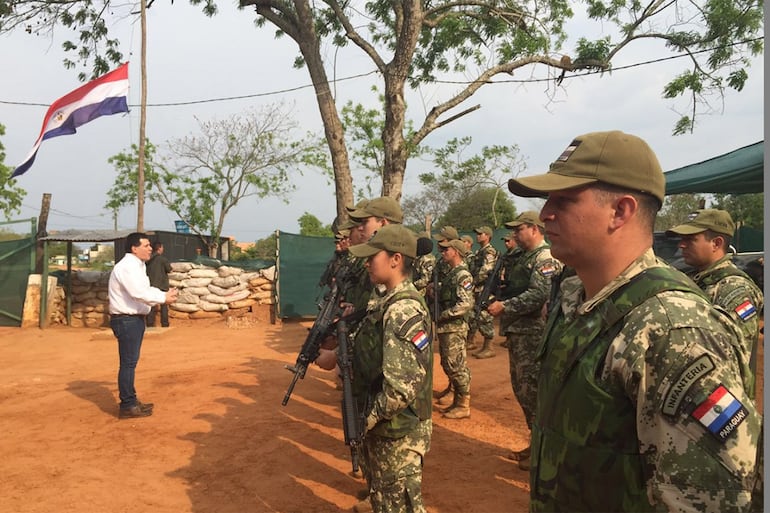El entonces presidente Horacio Cartes arenga a militares del CODI inmediatamente después del asesinato de ocho de sus camaradas a manos del EPP.