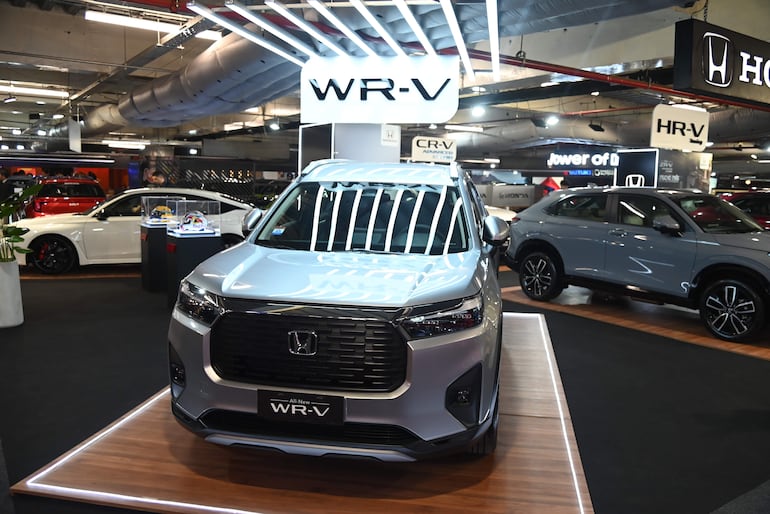 Vehículo Honda WR-V en exibición, rodeado de modelos Honda y un ambiente moderno y bien iluminado.