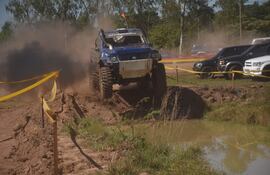 La Nissan Patrol de Volker Huber y Wilfried Vogel, "sobrevolando" el circuito PCR de la ciudad de Villarrica, donde logró su segundo triunfo consecutivo en la misma cantidad de pruebas celebrada por el Campeonato Nacional Todoterreno 4x4 del Club Cateura.