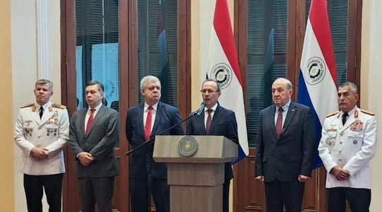 El ministro de Defensa, Oscar González (c), anuncia empleo de FF.AA. en combate a criminales. Fue ayer en Palacio de López.