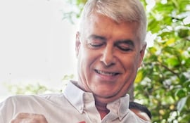 Arnoldo Wiens, sacó su cédula antes de votar y dejó ver un carné de Cerro Porteño.