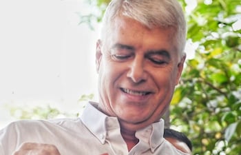 Arnoldo Wiens, sacó su cédula antes de votar y dejó ver un carné de Cerro Porteño.