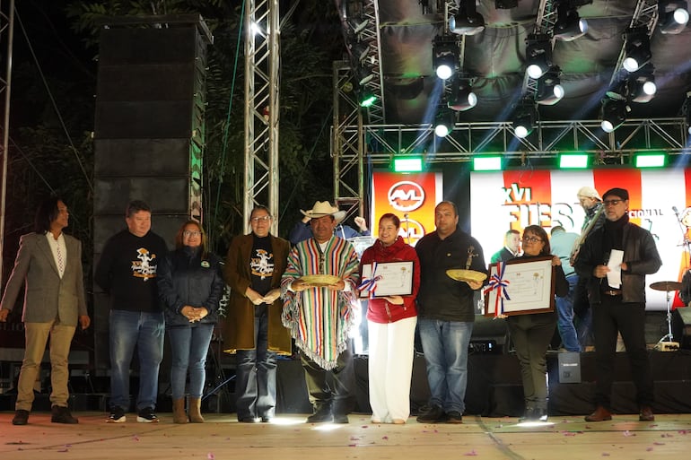 Los ganadores de la competencia artística en el escenario.