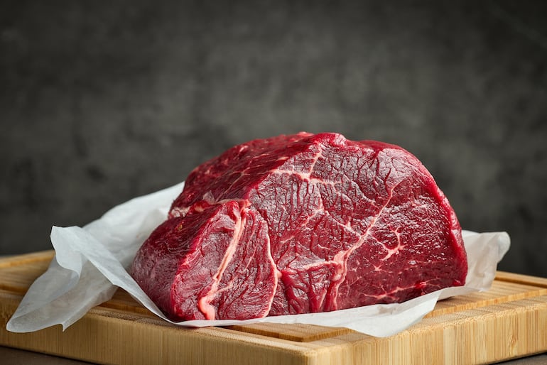 Concepto de carne cruda reposando.