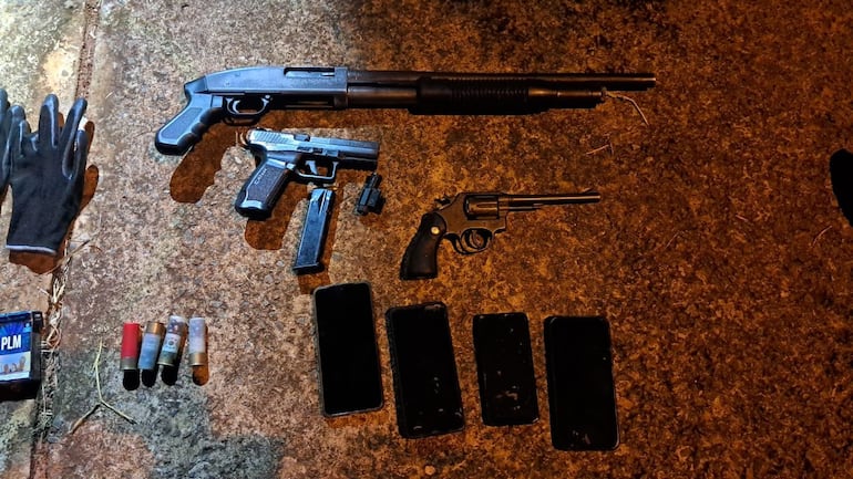 Parte de las evidencias incautadas durante la detención de los sospechosos.