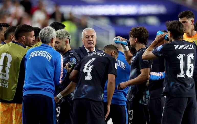 El director técnico de Paraguay, Gustavo Alfaro, habla con los jugadores durante una pausa de hidratación en el partido de la fase de grupos de la Copa Mundial de la FIFA 2026 entre Turquía y Paraguay, en San Francisco, EE. UU..