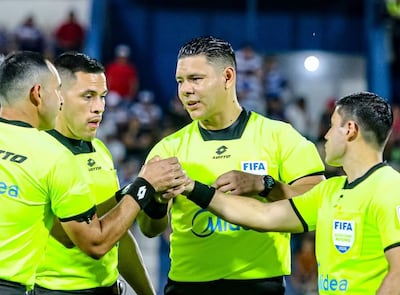 Blas Antonio "Lele" Romero (centro), uno de los árbitros de mayor regularidad de nuestro fútbol en la actualidad. Su mayor virtud es seguir de cerca las acciones para brindar fluidez al juego.