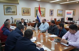 ANDE, MOPC y Municipalidad de Asunción definen responsabilidades sobre la instalación eléctrica de la Costanera Sur, en una reunión.
