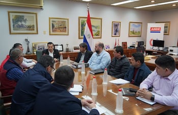 ANDE, MOPC y Municipalidad de Asunción definen responsabilidades sobre la instalación eléctrica de la Costanera Sur, en una reunión.