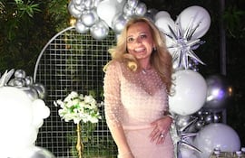 Así de bella Sara Allinquant recibió en su residencia a los invitados al White Party.