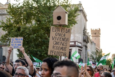 Un momento de la manifestación convocada este viernes por el Sindicato de Inquilinas en la plaza de La Encarnación de Sevilla en protesta por el problema de la vivienda.