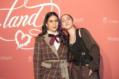 La cantante Emily Estefan (d) y su pareja Gemeny Hernández (i) posando en la alfombra de la gala benéfica de la Fundación Con Cora en Miami (Estados Unidos), a inicios de año.