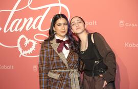La cantante Emily Estefan (d) y su pareja Gemeny Hernández (i) posando en la alfombra de la gala benéfica de la Fundación Con Cora en Miami (Estados Unidos), a inicios de año.