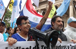 Los gremios de docentes lideran una nueva jornada de protestas en contra de la reforma del sistema de jubilaciones y pensiones del sector público, conocido como la 'caja fiscal', que se debate en el Senado. EFE/ Juan Pablo Pino