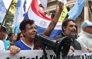 Los gremios de docentes lideran una nueva jornada de protestas en contra de la reforma del sistema de jubilaciones y pensiones del sector público, conocido como la 'caja fiscal', que se debate en el Senado. EFE/ Juan Pablo Pino