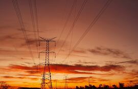 La ANDE volvió a energizar la línea de transmisión de 500 kV y desconectará las líneas de 220 kV a Itaipú, entre hoy y mañana.