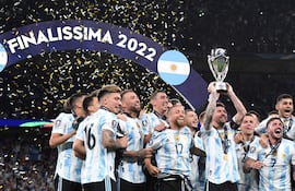 Lionel Messi (C) de Argentina levanta el trofeo tras el partido de fútbol de la Finalissima Copa de Campeones Conmebol - UEFA entre Italia y Argentina en Wembley, Londres, Gran Bretaña.