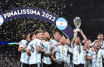 Lionel Messi (C) de Argentina levanta el trofeo tras el partido de fútbol de la Finalissima Copa de Campeones Conmebol - UEFA entre Italia y Argentina en Wembley, Londres, Gran Bretaña.