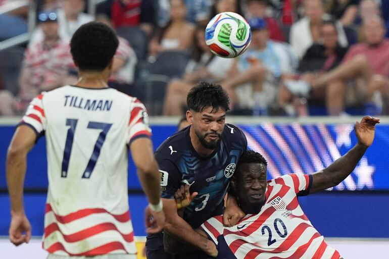 Folarin Balogun (d) de Estados Unidos disputa el balón con Omar Alderete (c) de Paraguay este viernes, en un partido del grupo D del Mundial de la FIFA 2026 entre Estados Unidos y Paraguay en el estadio SoFi en Los Ángeles (EE.UU.).