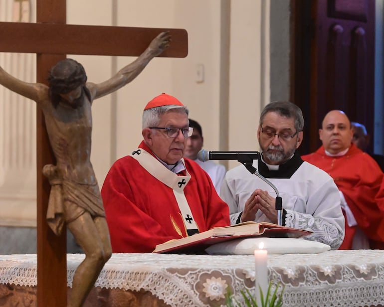 El cardenal Adalberto Martínez, durante su homilía en el Domingo de Ramos en la Catedral Metropolitana de Asunción.