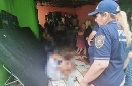 El detenido, sentado en el piso, junto a agentes de la Policía.