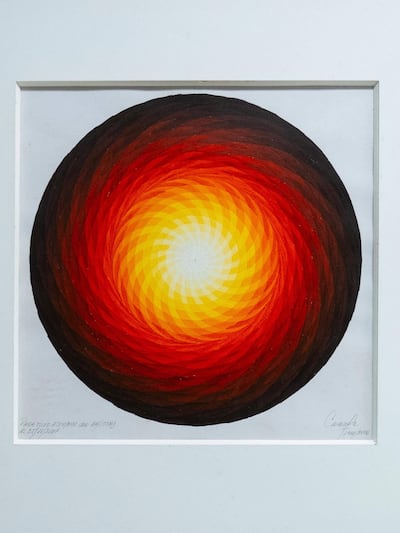 Obra circular sin personas, con patrones de colores en círculos que van de marrón a amarillo y naranja.