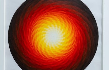 Obra circular sin personas, con patrones de colores en círculos que van de marrón a amarillo y naranja.