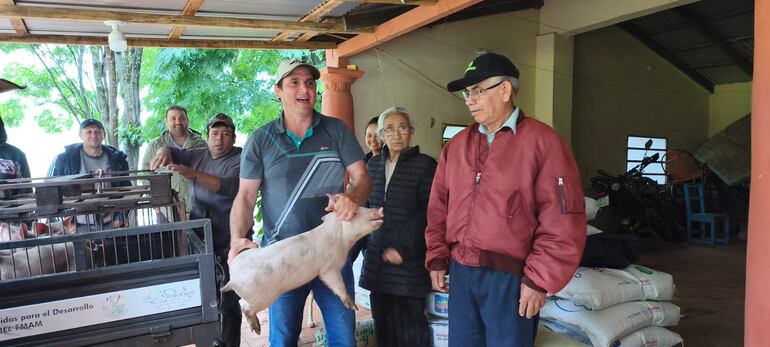El vicepresidente de la Asociación, Hugo Del Puerto, realiza la entrega de aportes a uno de los miembros de la organización.