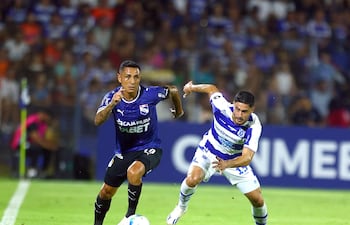 El experimentado volante peruano de Sporting Cristal Víctor Yoshimar Yotún, de gran partido, transporta el balón ante la marca cercana del lateral derecho “avícola” Víctor Hugo Dávalos.