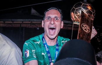 El portero Roberto Junior Fernández, sosteniendo el título del torneo Clausura 2025, conquistado por Cerro Porteño, en el que "Gatito" no logró sumar minutos.