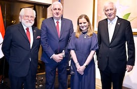 El embajador de Chile en Paraguay, Hernán Brantes Glavic, y su señora Rosana Bellolio Pasini ofrecieron una reunión en la residencia oficial del embajador con motivo de la celebración del 216°aniversario de la Independencia de Chile