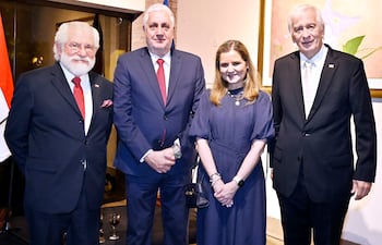 El embajador de Chile en Paraguay, Hernán Brantes Glavic, y su señora Rosana Bellolio Pasini ofrecieron una reunión en la residencia oficial del embajador con motivo de la celebración del 216°aniversario de la Independencia de Chile