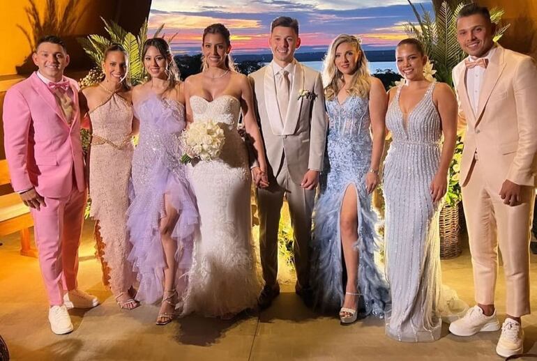 Óscar Romero y Jani González con los testigos de su matrimonio ante la Ley Civil. (Captura de la historia de Instagram de Jani González)