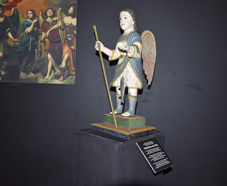 Representación de San Rafael Arcángel elaborada en el estilo barroco hispano-guaraní.