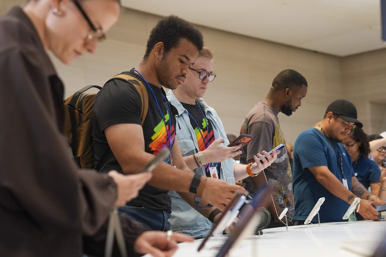 Personas asisten al lanzamiento del Iphone 18 Pro y Pro Max este viernes, en la icónica tienda de la Quinta Avenida en Manhattan, Nueva York (Estados Unidos). 