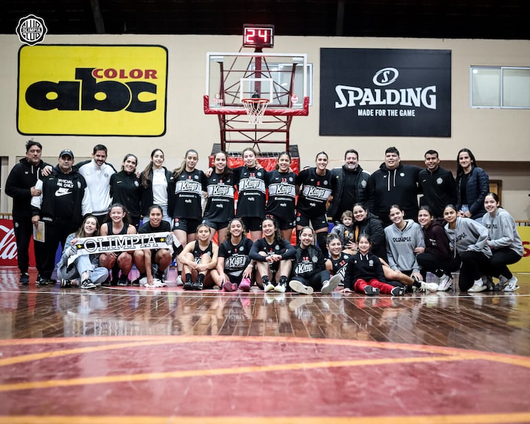 El plantel completo de las Queens, en el primer partido de la serie final contra Félix Pérez.
