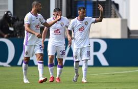 El paraguayo Alejandro Romero (10) anotó el segundo gol del Al Ain, que alcanzó para el triunfo sobre el Wydad Casablanca de Marruecos por 2-1. también aparece en la foto Facundo Zabala (c).