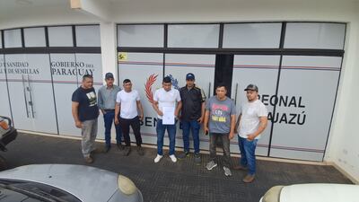 Productores frente al SENAVE de Coronel Oviedo para exigir documentos sobre comercialización de tomates en el país.