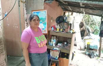 Familias del barrio Roberto L. Petit de Asunción obligadas a mudarse tras el desmoronamiento del cauce del arroyo Ferreira y tras las incumplidas promesas de autoridades sobre la construcción de un muro de contención.